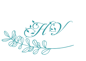 Tấm thiệp mời trên bàn